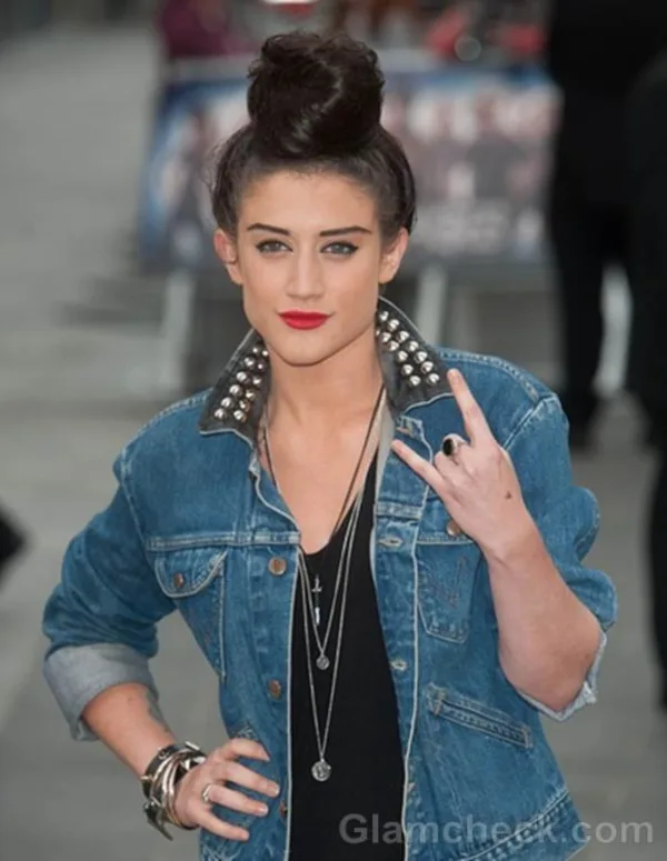 50 Cute Top Knot Bun Hairstyle + Outfit Combos0091
