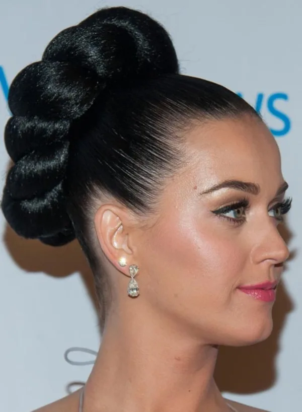Cute Top Knot Bun Hairstyle + Outfit Combos0271