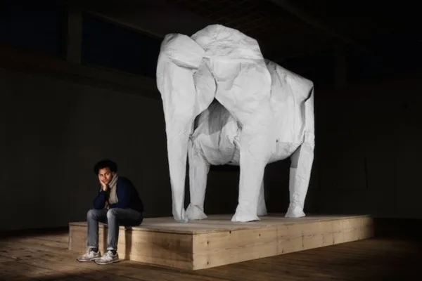 WHITE ELEPHANT VON ORIGAMIKUENSTLER SIPHO MABONA AM MONTAG, 10. MAERZ 2014 IM KKLB BEROMUENSTER.