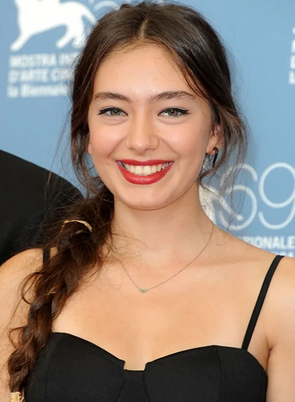 Simple and Sexy Hairstyle for Teen Girls -36