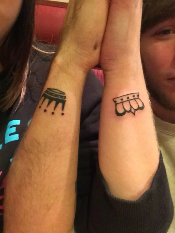 Cute king and queen tattoo for couples0081