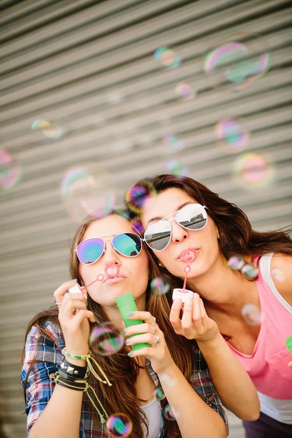40 Silly yet Beautiful Best Friends Picture Ideas - 38