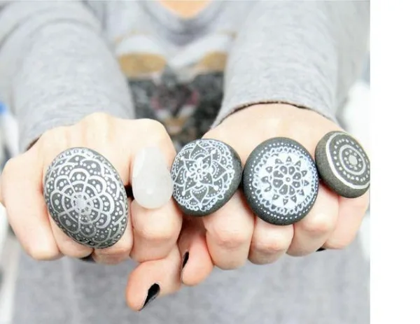 rock-and-pebble-art-ideas-30