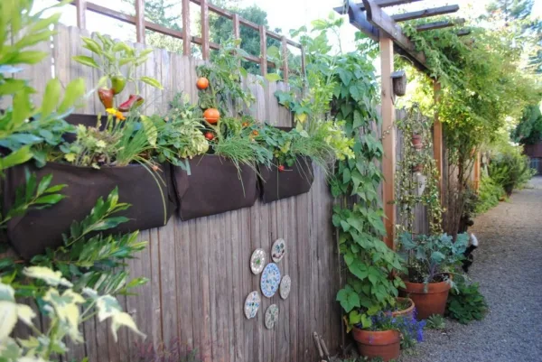 Super-Creative-Vertical-Garden-Ideas-22