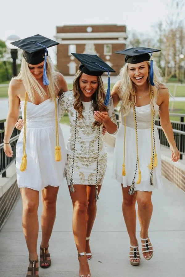 Best-Friend-Graduation-Picture-ideas