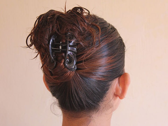 25 Beautiful and Quick Hair Updos With a Clip
