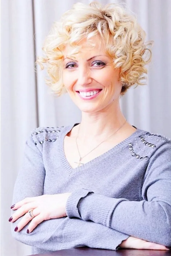 Sober-Hairstyles-For-Women-Over-50