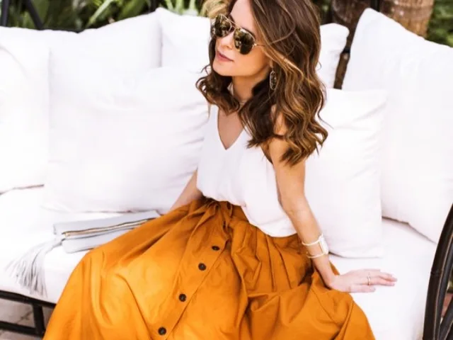 Knee-Length-Skirts-Outfit-for-Working-Women