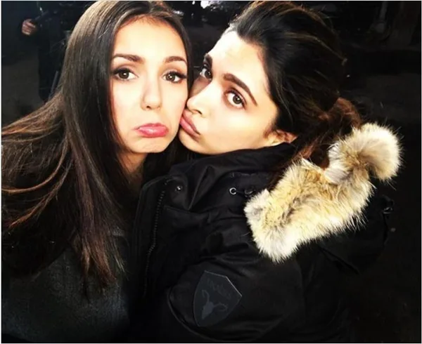 best-selfie-poses-copy-right-now
