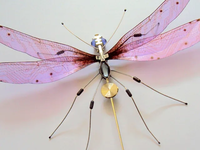 brilliant-ways-to-reuse-old-computer-parts-for-decoration