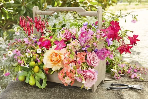 easy-table-decoration-ideas-with-flowers