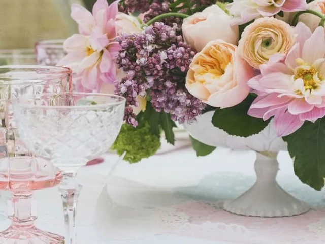 easy-table-decoration-ideas-with-flowers