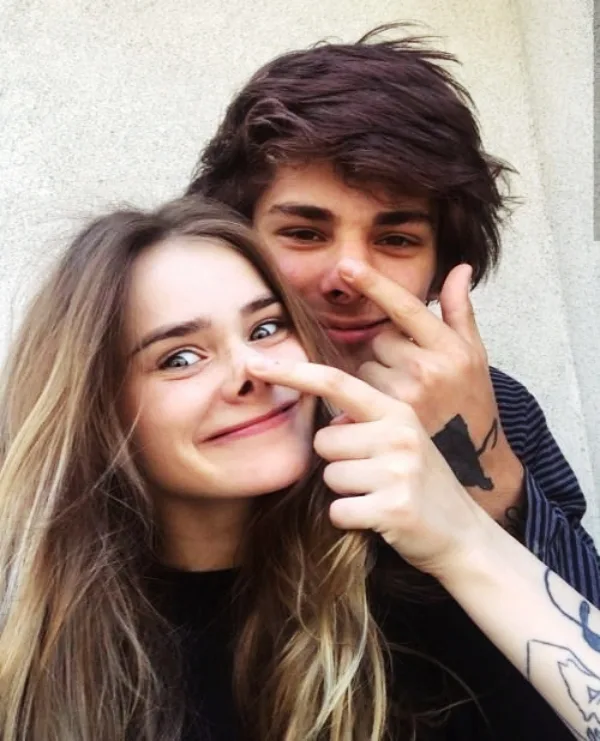 Best Selfie Poses For Couples