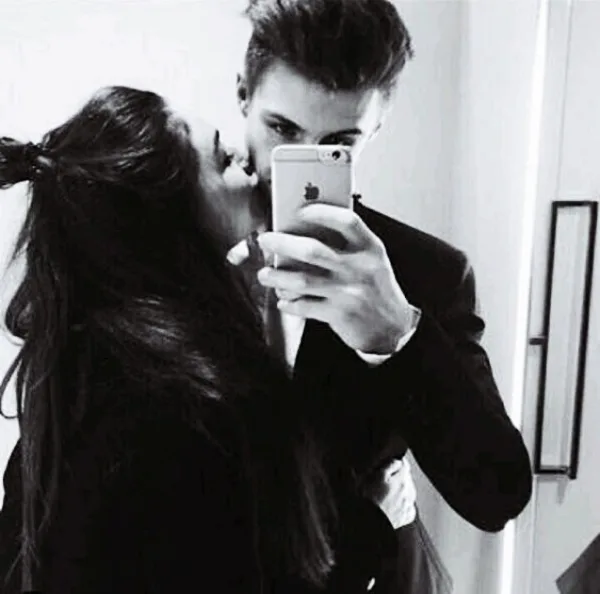 Best Selfie Poses For Couples