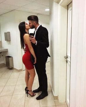 40 Best Selfie Poses For Couples – Buzz16