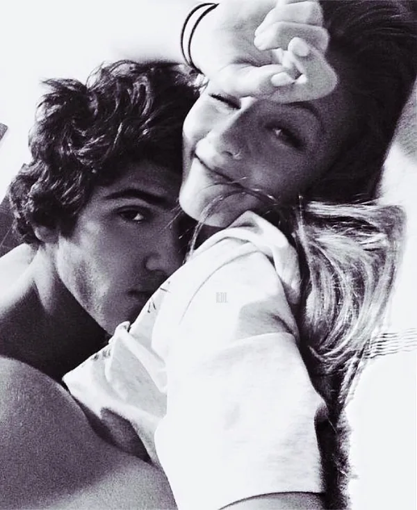 Best Selfie Poses For Couples