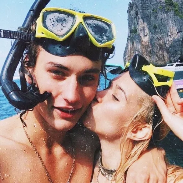 Best Selfie Poses For Couples