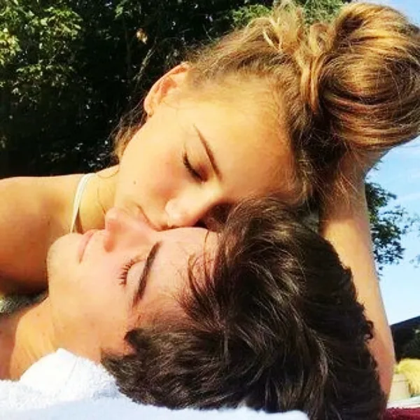 Best Selfie Poses For Couples