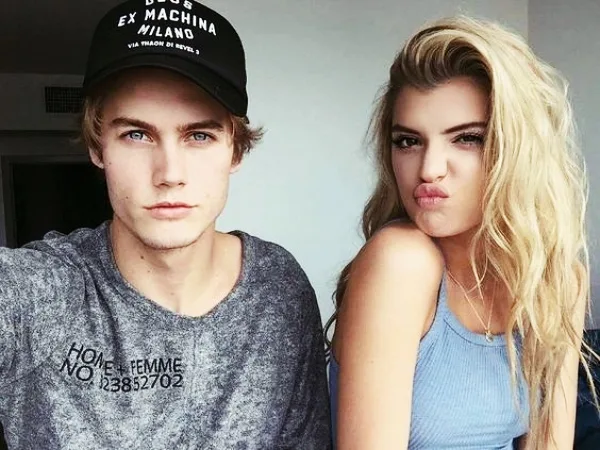Best Selfie Poses For Couples
