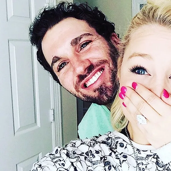 Best Selfie Poses For Couples
